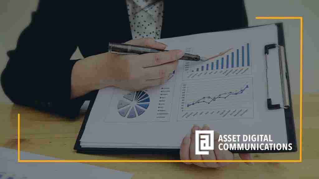 Woman showing chart that represent inbound marketing roi